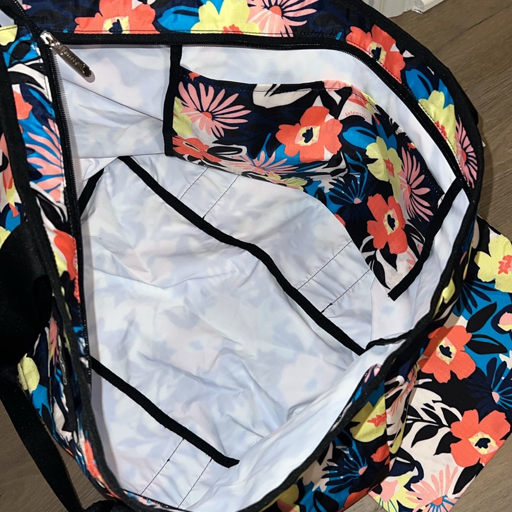 LeSportsac Alameda 3901 East/West Tote Bag and Pouch Set NWT - Picture 12 of 13